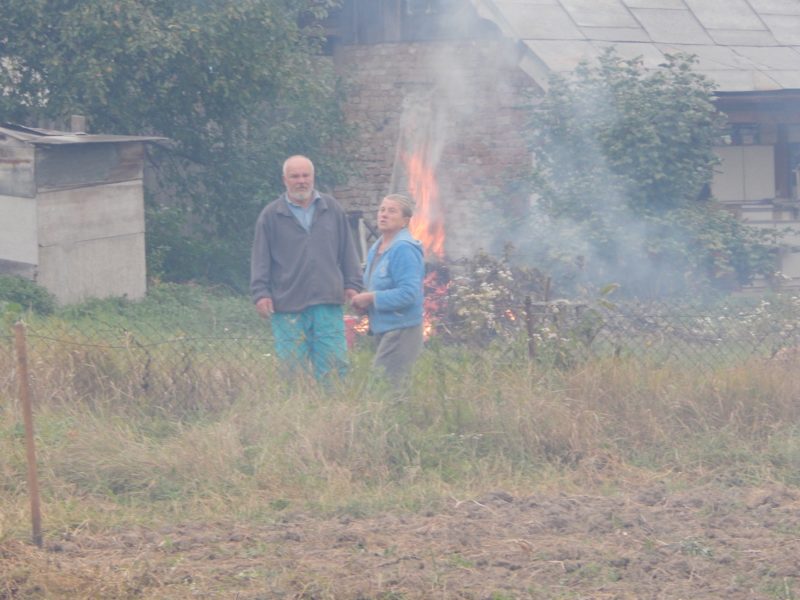 Франківські комунальники взялися фотографувати паліїв трави. Обіцяють й штрафувати (ФОТО)