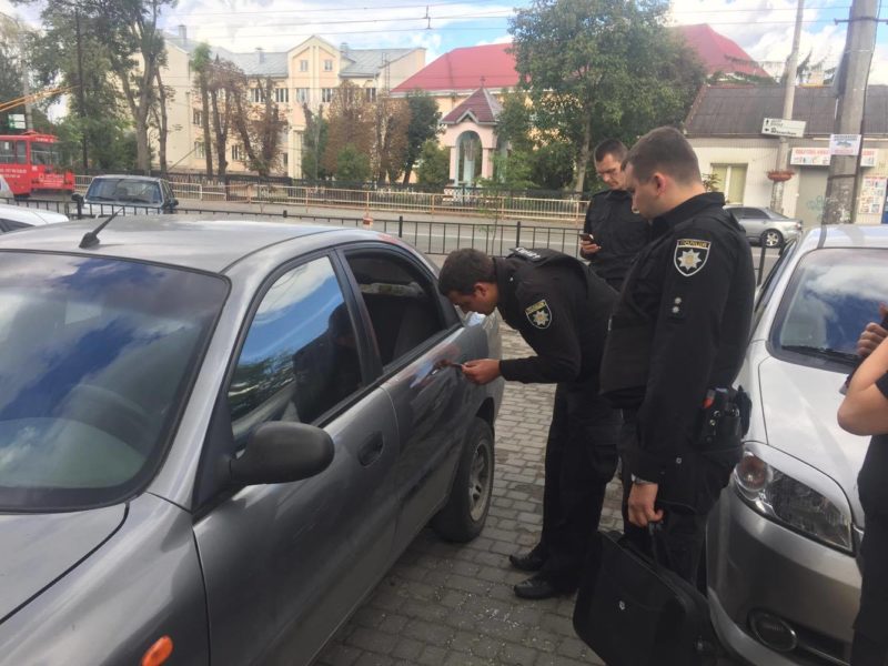 У Франківську обікрали авто скандального активіста-антикорупціонера (ФОТО)