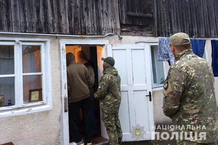На Прикарпатті затримали злочинців, котрі тримали в рабстві 32 дорослих і дітей (ФОТО)
