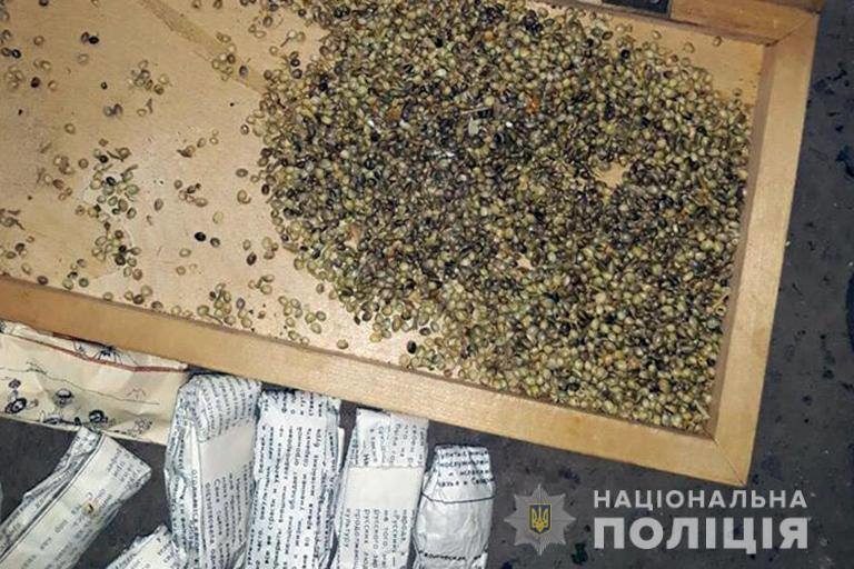 Кілька видів наркотиків і пістолет з патронами виявили у чоловіка прикарпатські поліціянти (ФОТО)
