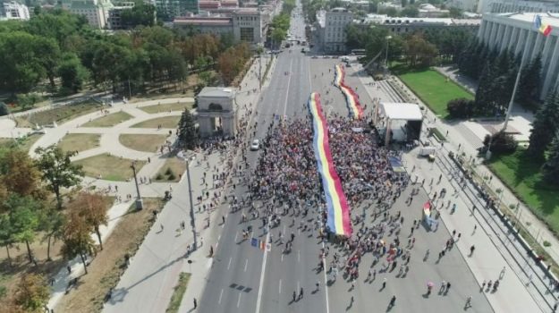 У Кишиневі тисячі людей мітингують за об’єднання Молдови з Румунією