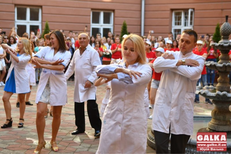 До дня народження медуніверситету викладачі разом із студентами влаштували танцювальний батл (ФОТО)