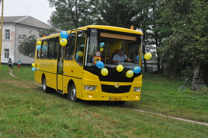 Сільській школі на Тисмениччині подарували новий автобус (ФОТО)