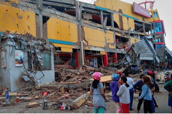 Землетрус і цунамі в Індонезії: майже 400 загиблих