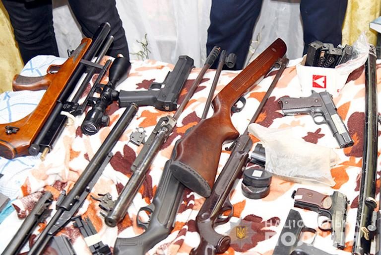 На Прикарпатті поліціянти вилучили 42 одиниці незаконної вогнепальної зброї