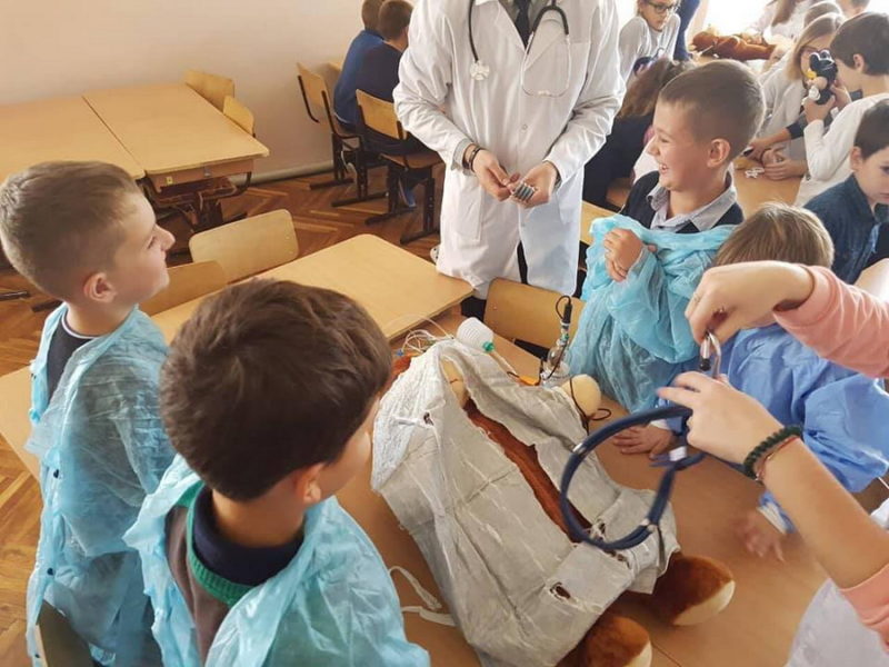 В одній з франківських шкіл студенти-медики влаштували “Лікарню для ведмежат” (ФОТО)