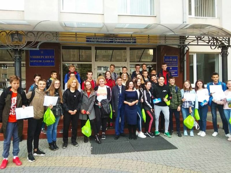 За пройдений квест про Івано-Франківськ школярі виграли безкоштовне навчання у виші (ФОТО)