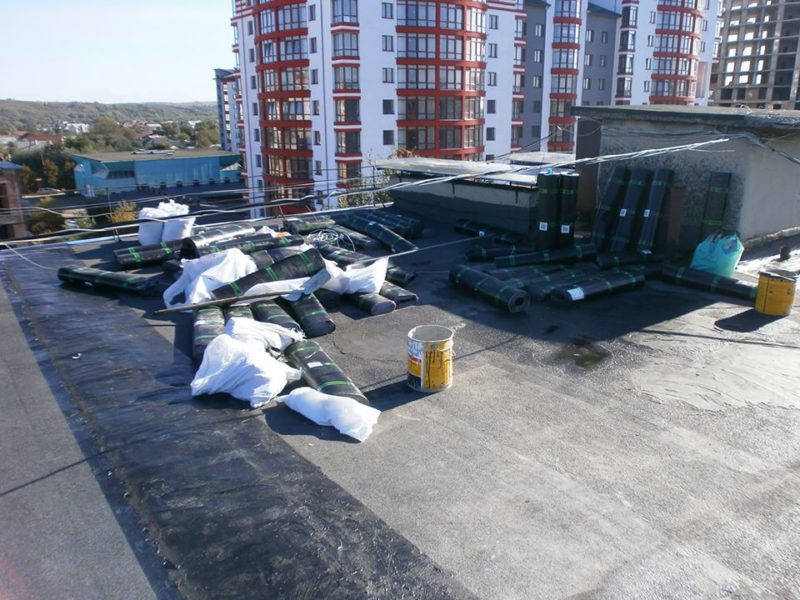 На Симоненка ремонтують дах багатоповерхівки (ФОТО)