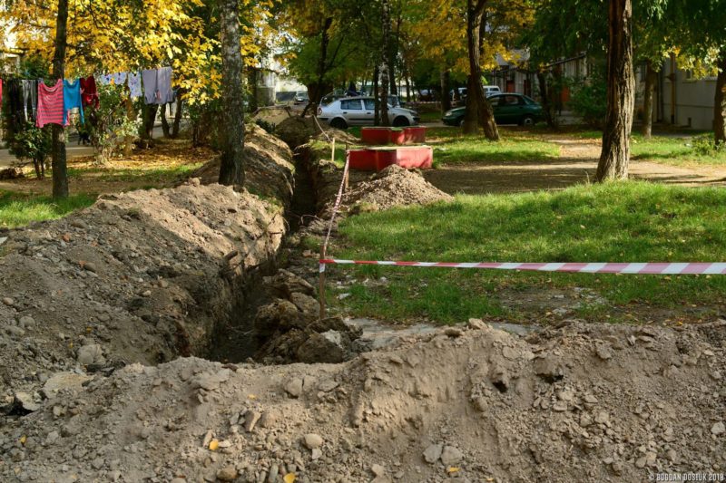 У дворі на вулиці Сорохтея повністю оновлюють електромережу будинків (ФОТО)
