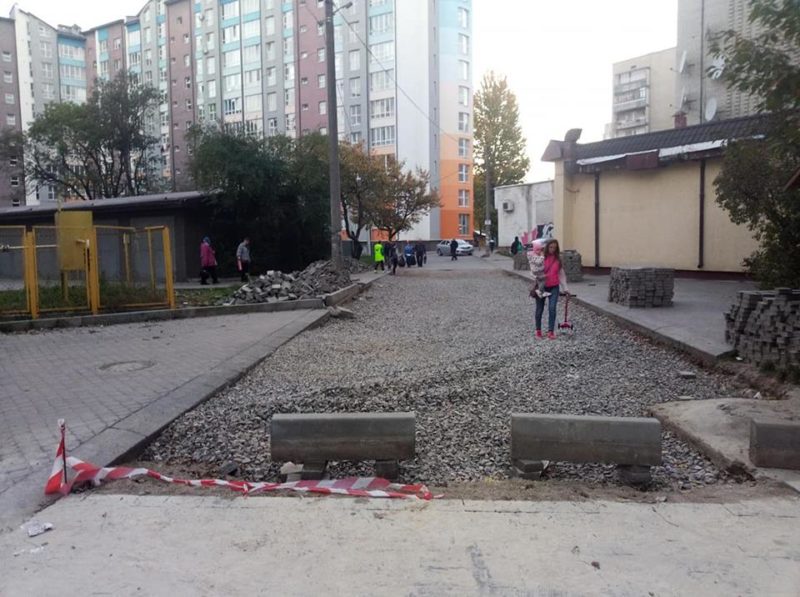 У Франківську ремонтують ще одну дорогу (ФОТО)