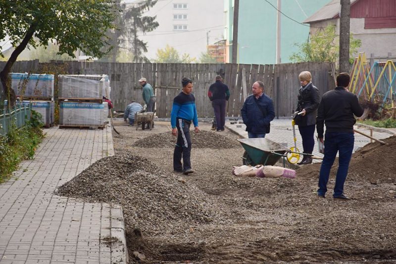 На вулиці Кисілевської активно ремонтують двір (ФОТО)