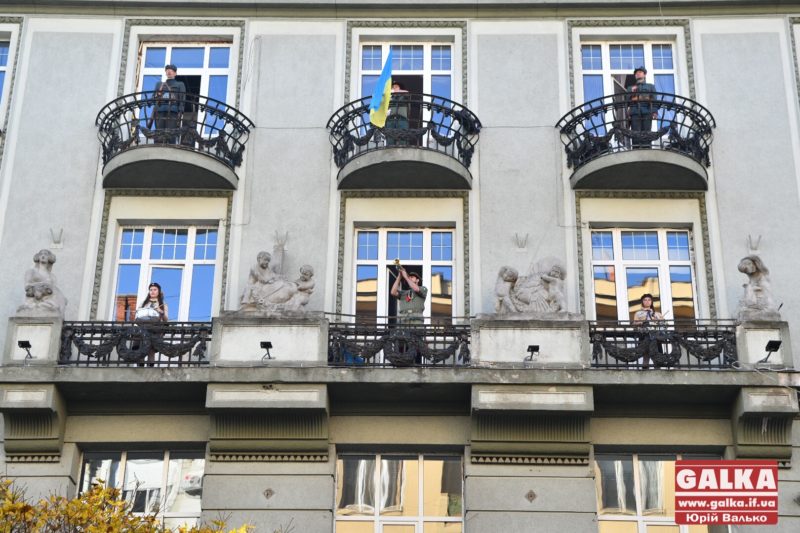 Франківські пластуни влаштували ефектний флешмоб на фасаді одного з центральних будинків міста (ФОТО)