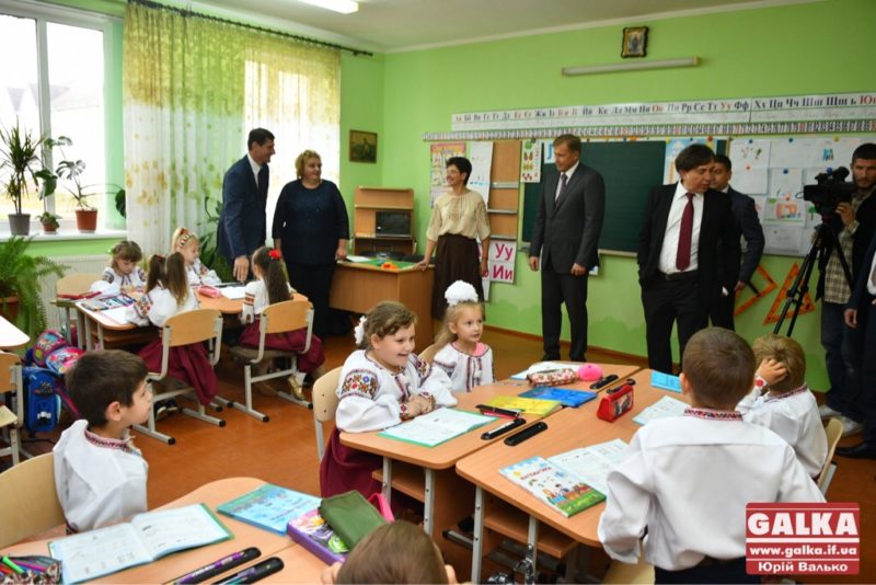 У школі на Коломийщині для депутатів облради влаштували благодійний ярмарок і просили гроші на ремонт (ФОТО)