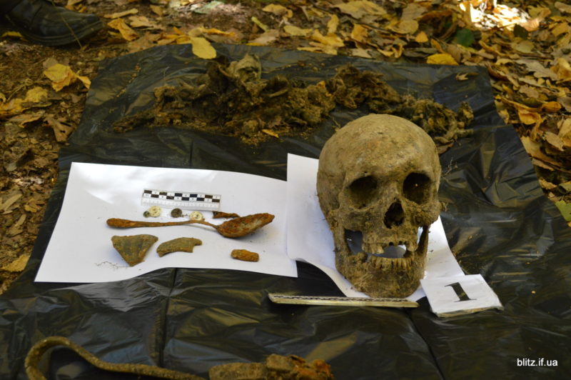 У лісі на Тисмениччині виявили загадкове поховання (ФОТО)