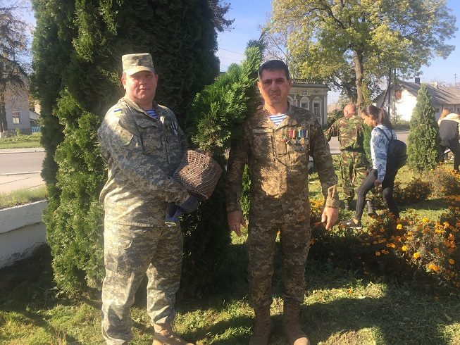 Небайдужі бурштинці висадили 40 туй на могилі борцям за волю України (ФОТО)