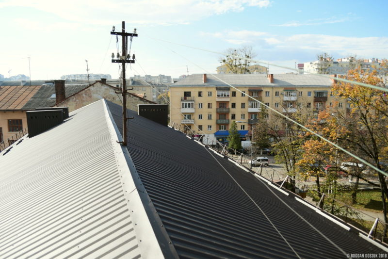 У Франківську замінили один з дахів, який не бачив ремонту чверть століття (ФОТО)