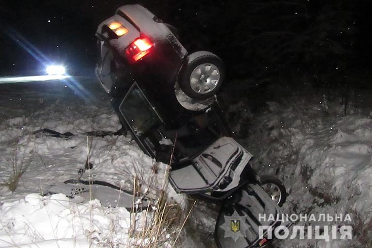 На Долинщині п’яний молодик не впорався з керуванням. Двоє пасажирів у лікарні (ФОТО)