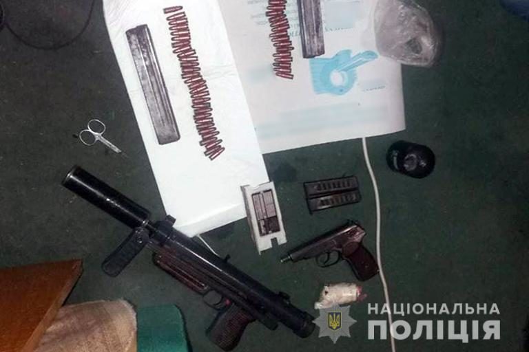 Правоохоронці Івано-Франківщини виявили у чоловіка зброю та боєприпаси
