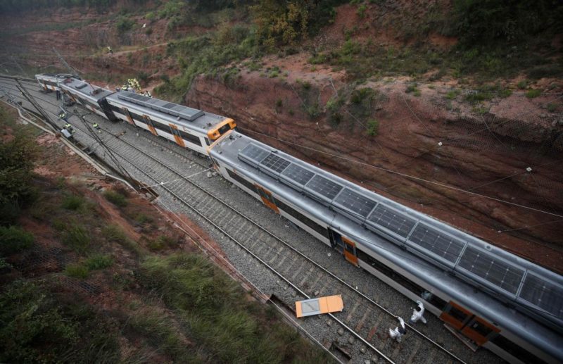 В Іспанії через зсув ґрунту з рейок зійшов потяг: одна людина загинула, ще 40 – травмувалися
