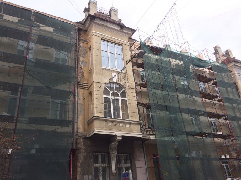 Майже за мільйон гривень реставрують фасад будинку на Курбаса (ФОТО)
