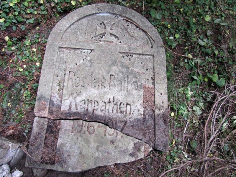 Пам’ятний знак часів Першої світової війни знайшли у лісі на Прикарпатті (ФОТОФАКТ)