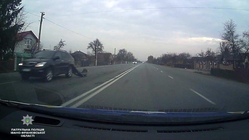 На Франківщині патрульні спіймали дуже п’яну лікарку на пом’ятому “Лексусі” (ФОТО)