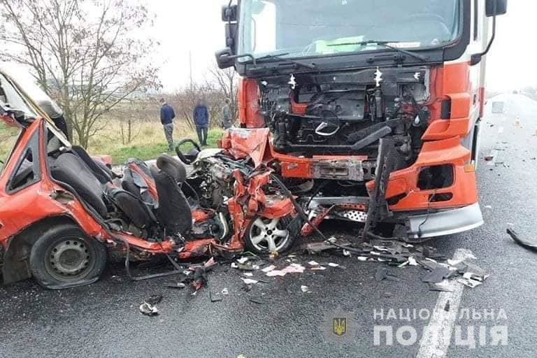 Відомі подробиці смертельної ДТП на Тисмениччині: водій “Опеля” не впорався з керуванням (ФОТО)