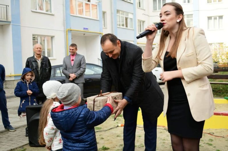Юні франківці влаштували фотосесію з мером і вручили йому подарунок (ФОТО)