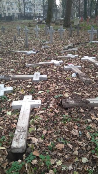 У Коломиї на польському цвинтарі невідомі влаштували погром (ФОТО)