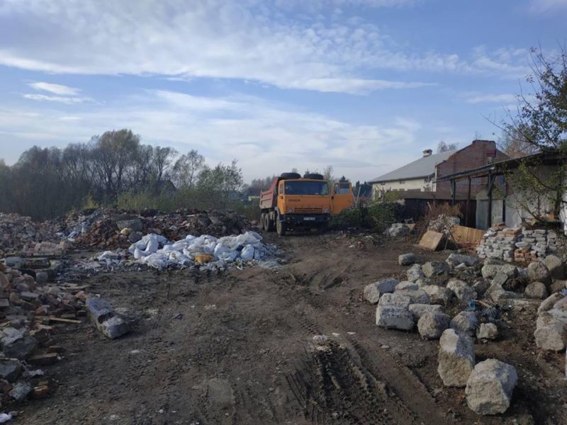 У Франківську тонни будівельного сміття скидали в річку Бистриця (ФОТО)