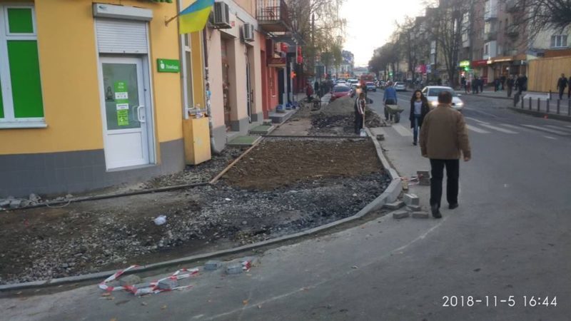 У Франківську на Військових ветеранів облаштовують тротуар з “антикишенею” (ФОТО)