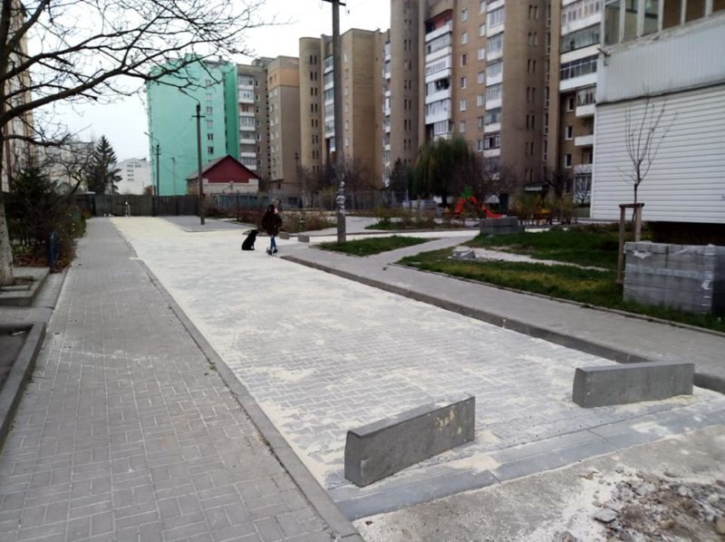 На Кисілевської за майже півтора мільйона гривень ремонтують прибудинкові території (ФОТО)