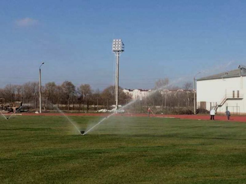 У Франківську завершують реконструкцію футбольного поля на базі ІФНТУНГу (ФОТО)