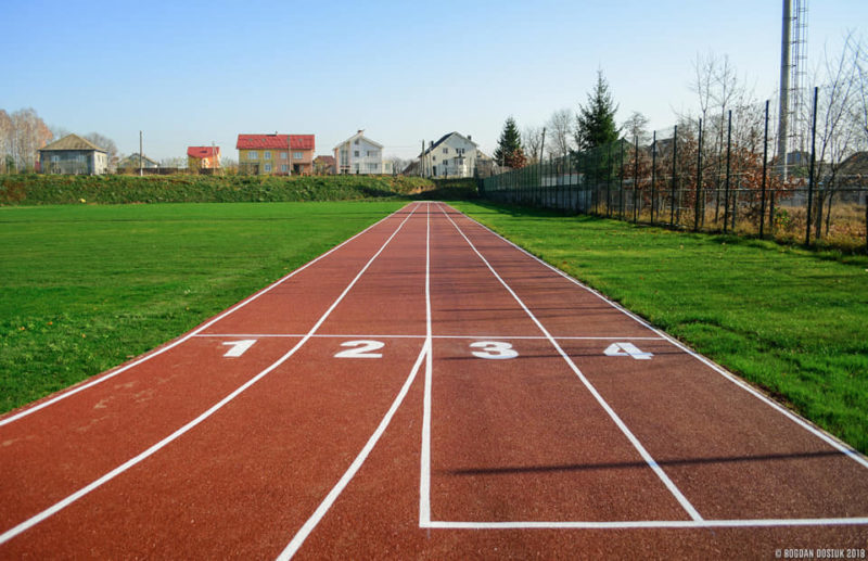 На стадіоні в Угорниках оновили бігові доріжки (ФОТО)