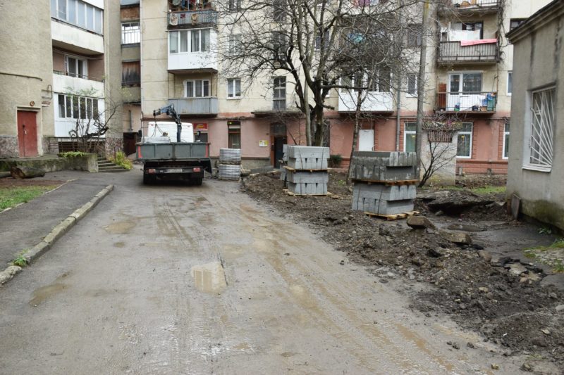 На Коновальця за два мільйони гривень ремонтують прибудинкову територію (ФОТО)
