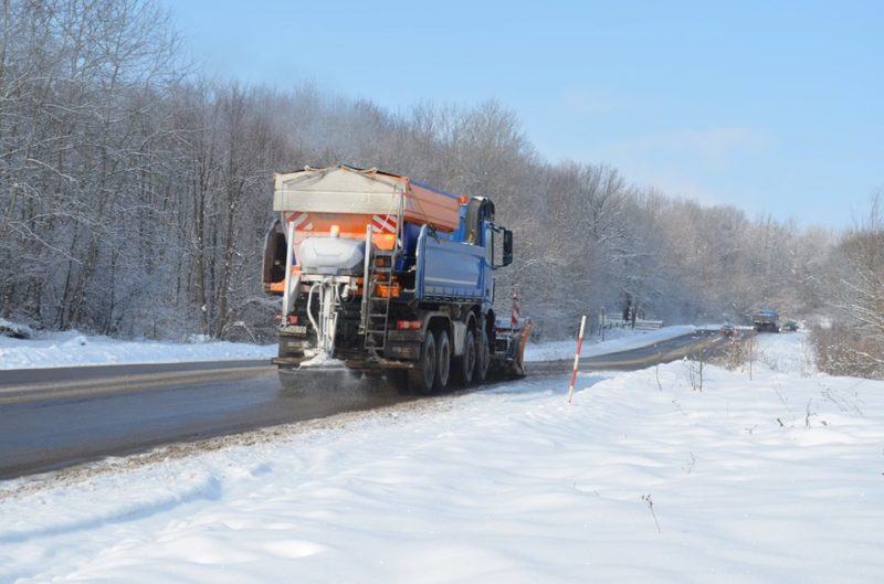 Комфортний проїзд забезпечений: дороги Прикарпаття розчищають від снігу
