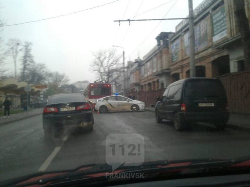Через неуважну водійку франківський тролейбус залишився без лобовога скла (ФОТОФАКТ)
