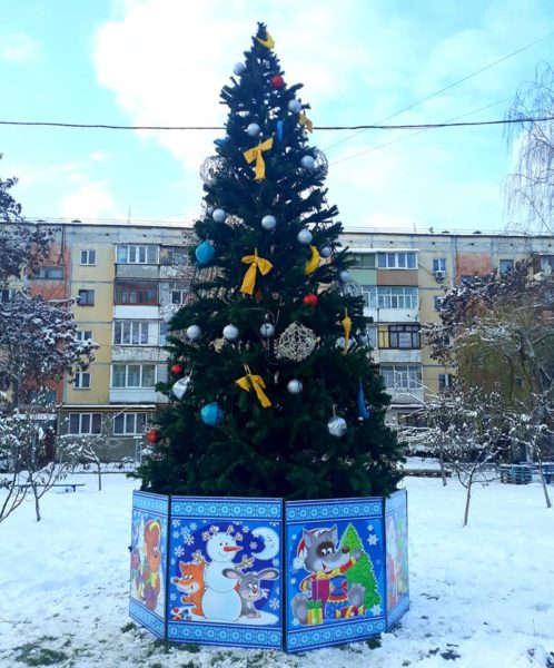 В одному з мікрорайонів Франківська поставили першу новорічну ялинку (ФОТОФАКТ)
