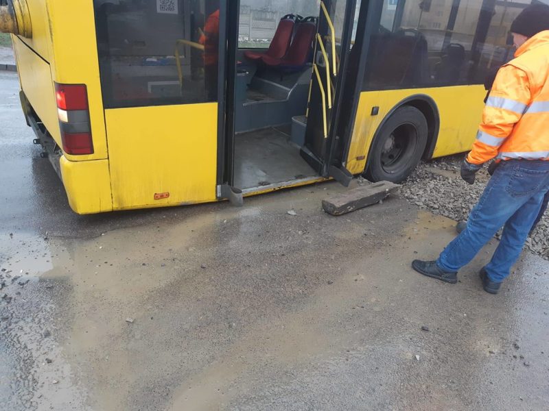 На Пасічній через розкопку дороги один тролейбус застряг у землі та ще два – заблоковані (ФОТОФАКТ)