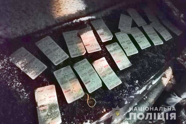 На Прикарпатті в пасажирки авто вилучили наркотики вартістю 50 тисяч гривень (ФОТО)