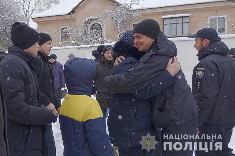 Прикарпатські поліціянти повернулися додому з Донеччини (ФОТО)