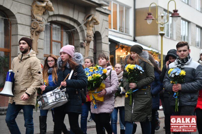 У Франківську ходою та панахидою вшанували Героїв Небесної Сотні та захисників війни на Сході України (ФОТО)