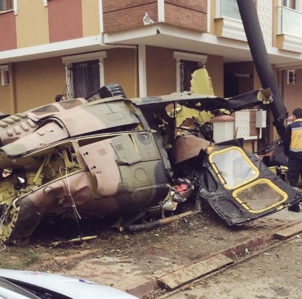 У житловому кварталі Стамбула впав військовий літак – четверо осіб загинули (ФОТО, ВІДЕО)