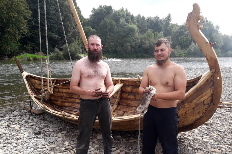 В Івано-Франківську майстри зібрали копію середньовічного човна вікінгів (ВІДЕО)