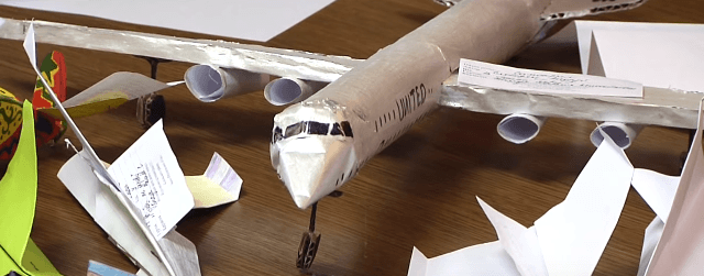 Юні прикарпатці сконструювали паперові літачки і влаштували змагання у франківському аеропорті (ВІДЕО)
