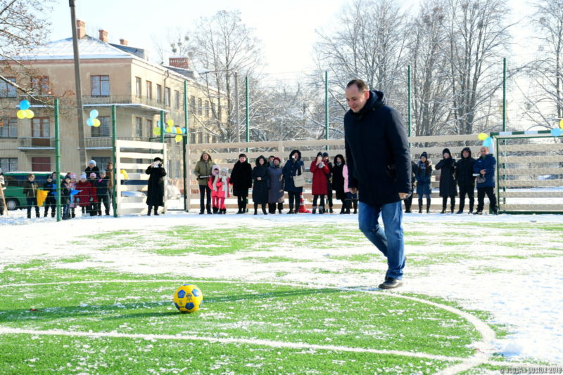 Чергова франківська школа отримала футбольний майданчик зі штучним покриттям (ФОТО)