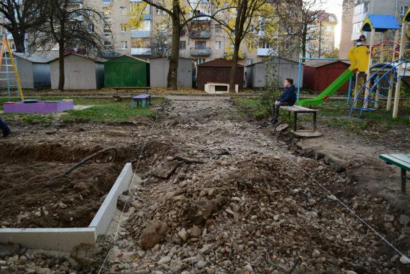 На Сахарова триває ремонт двору (ФОТО)