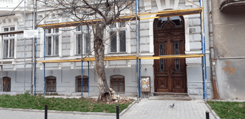 На Шевченка майже за 50 тисяч гривень відреставрували старовинні двері (ФОТОФАКТ) 