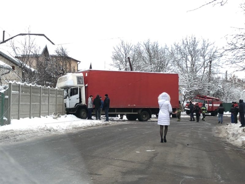 На Микитинецькій вантажівка в’їхала в паркан і перекрила дорогу (ФОТОФАКТ)