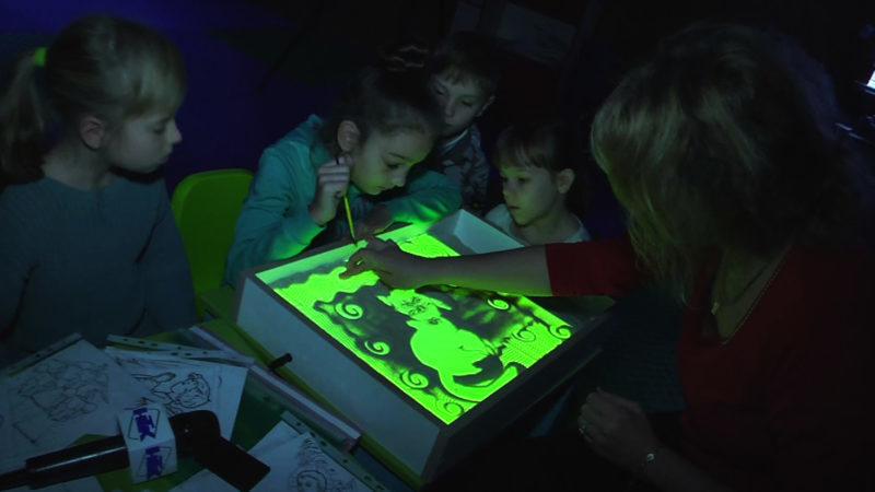 Як коломийська художниця вчить діток на піску малювати (ВІДЕО)